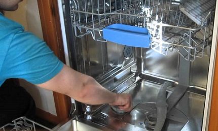 Разположение на долното кобилично рамо-разпръсквач в съдомиялна машина Bosch