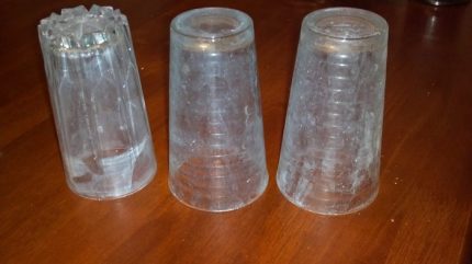 Depunere pe vesela de sticlă după spălarea în mașina de spălat vase Depunere albă pe pahare