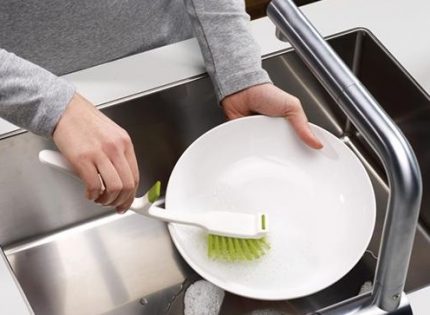 Pregătirea vaselor pentru spălare în mașina de spălat vase Curățarea vaselor înainte de spălare