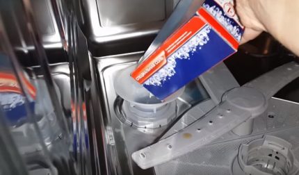 Încărcarea sării de dedurizare în compartimentul mașinii de spălat vase Adăugarea sării în mașina de spălat vase