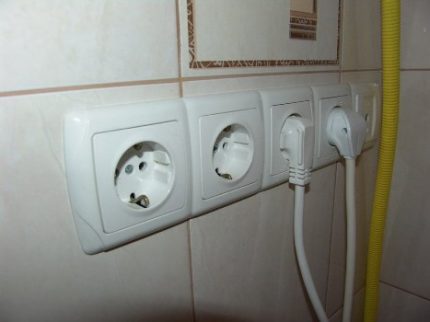 Блок контакти на стената