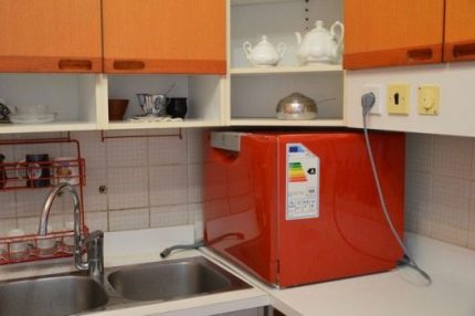 Компактна съдомиялна до мивката