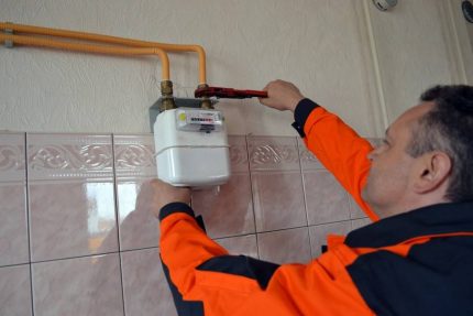 Техник монтира газов брояч