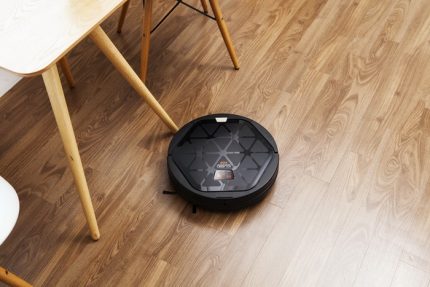 Robot aspirator în funcțiune
