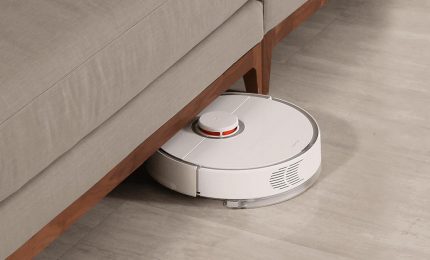Robot aspirator sub mobilă