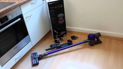 Vertikaler Staubsauger mit Aufsätzen