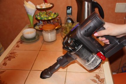 Tischreinigung mit einem kabellosen Staubsauger