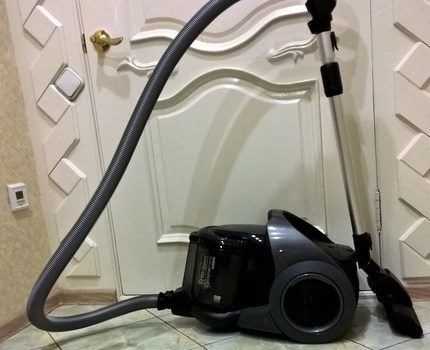 Tipul orizontal de parcare a aspiratorului Aspiratorul negru Samsung