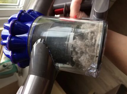 Простота на почистване на контейнера за прах Освобождаване на контейнера на Dyson v6