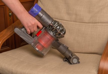 Почистване с Дайсон v6 Прахосмукачка Dyson v6