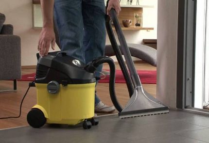 Прахосмукачка Karcher с функция за мокро почистване Почистваща прахосмукачка Karcher с жълт корпус