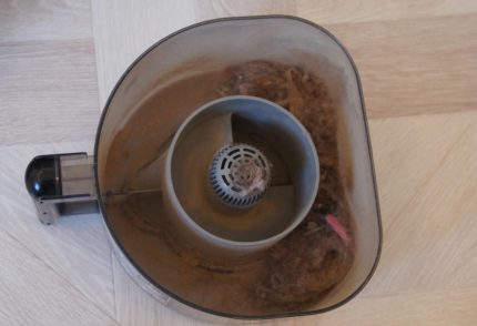 Контейнерът трябва да се освобождава от прах при замърсяване Външен вид на замърсения контейнер за прах