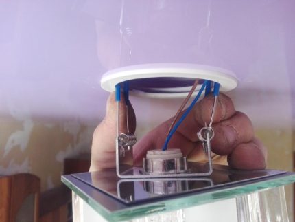 Монтаж на осветително тяло в опънат таван