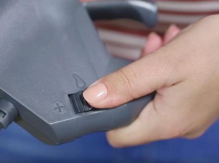 Мощността на струята се регулира от колелото на дръжката Колело за регулиране на водната струя