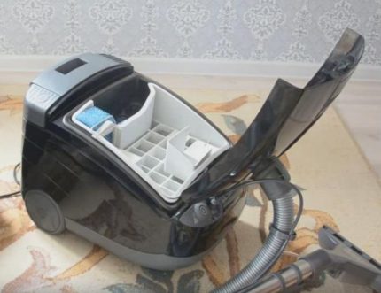 Пластмасова кофа вътре в корпуса