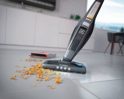 Trockenreinigung eines Raumes mit einem Akku-Gerät