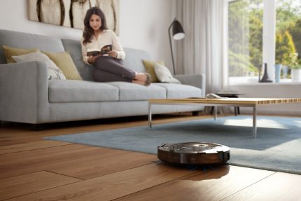 Staubsaugerroboter bei der Reinigung von Laminat