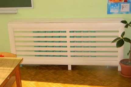Holzgitter im Kinderzimmer