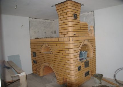 Aufgesetzter Schornstein auf einem gemauerten Ofen