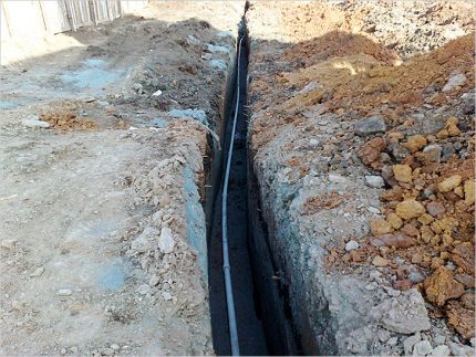 Изкоп за полагане на водопроводни тръби Дълбок изкоп за водопровод