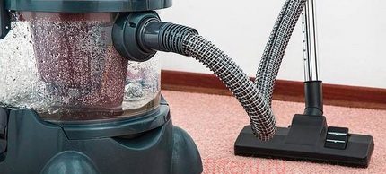 Работа на прахосмукачка с аквафилтър Прахосмукачка с аквафилтър