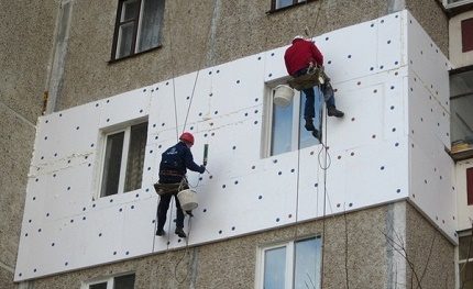 В многоетажни сгради външната изолация трябва да се извършва от специалист Изолация на стени отвън