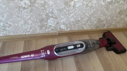 Външен вид на прахосмукачка BBH 216RB3 от Бош Вертикален уред на фирма Бош