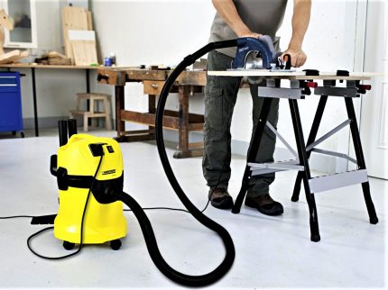 Индустриална прахосмукачка KARCHER MV3P в процес на работа