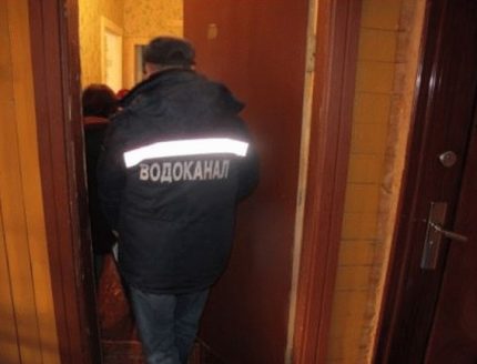 Водоканал проверява показанията на водомерите.