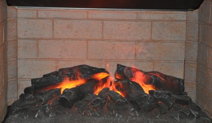 Verbrennen des Scheits zur Kaminreinigung