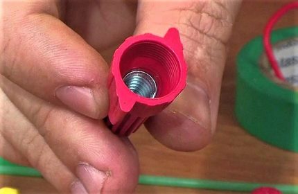 Пружина вътре в капачката СИЗ Конструкция на капачка СИЗ