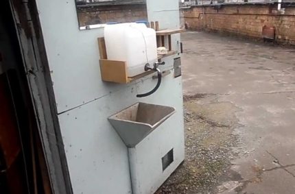 Умивалник от канистра Умивалник-канистра с мивка