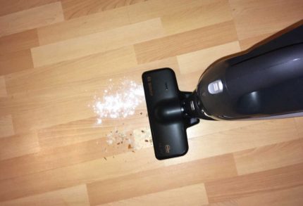 Почистване с ръчна прахосмукачка Bosch Почистване на отпадъци с прахосмукачка