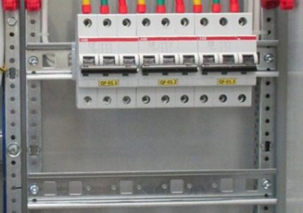 DIN-рейка за закрепване на апаратура