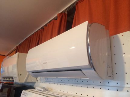 Сплит-системите на марката в магазина за климатична техника Дизайн на популярния модел на агрегата Pioneer