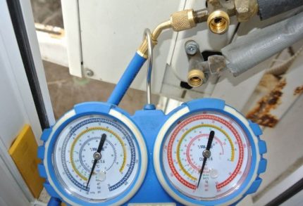 Manifold zum Befüllen einer Split-Klimaanlage