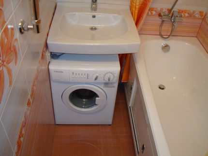 Пералня Electrolux под мивката