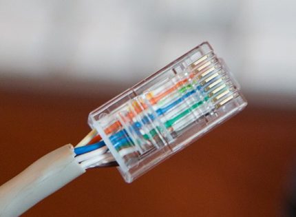Обжан конектор RJ-45 от кабела за изпълнение на пинаута Обжан конектор RJ-45
