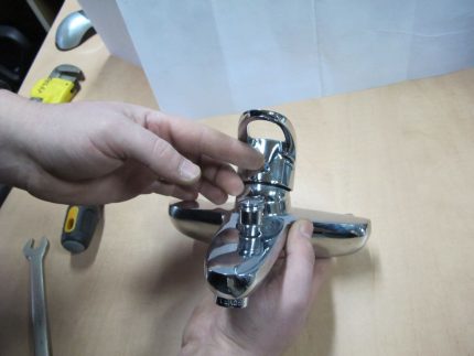 Отделяне на лоста на смесителя