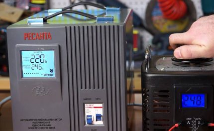 Стабилизатор Ресанта на масата в работилницата