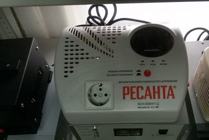 Компактен релеен стабилизатор Ресанта