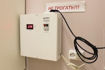Стабилизатор на напрежение на стена