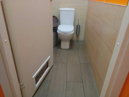 Dekoratívna mriežka v spodnej časti dverí na prívod vzduchu Prvky konštrukcie vetrania