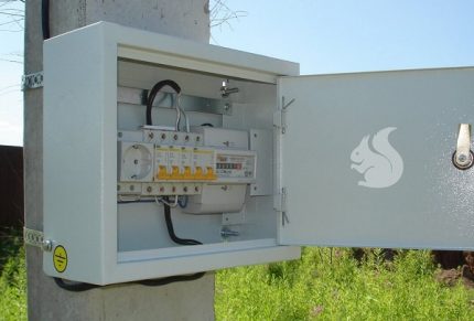 Разпределително табло на опора от линия на електропреносната мрежа Разпределително табло на стълб