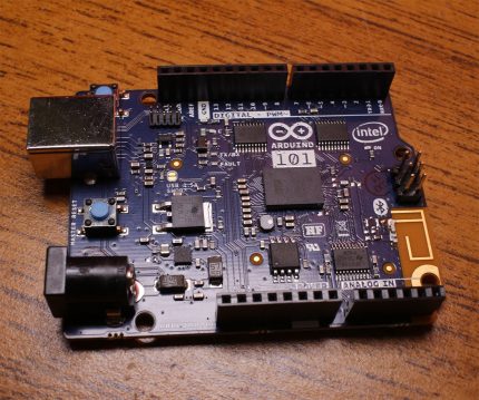 Платка Arduino 101 за организация на умен управляем дом Платка Arduino 101