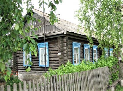 Стара дървена къща без обшивка