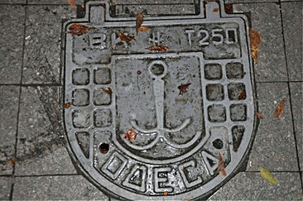 Канализационен люк с оригинална форма