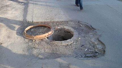 Отворена канализационна шахта на пътя