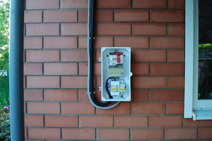 Инсталиране на електромера на фасадата на къщата Електротабло на външната стена на къщата