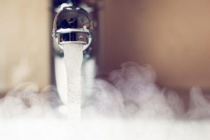 Проливане на канализацията с гореща вода